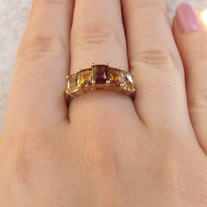 Garnet and Citrine Five Stone Ring in 9ct Gold,  a UK P 1/2 or a US 8 1/4.