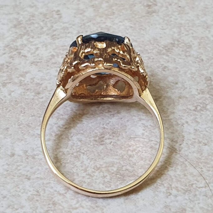 Swiss Blue Topaz Ring in 9ct Gold.