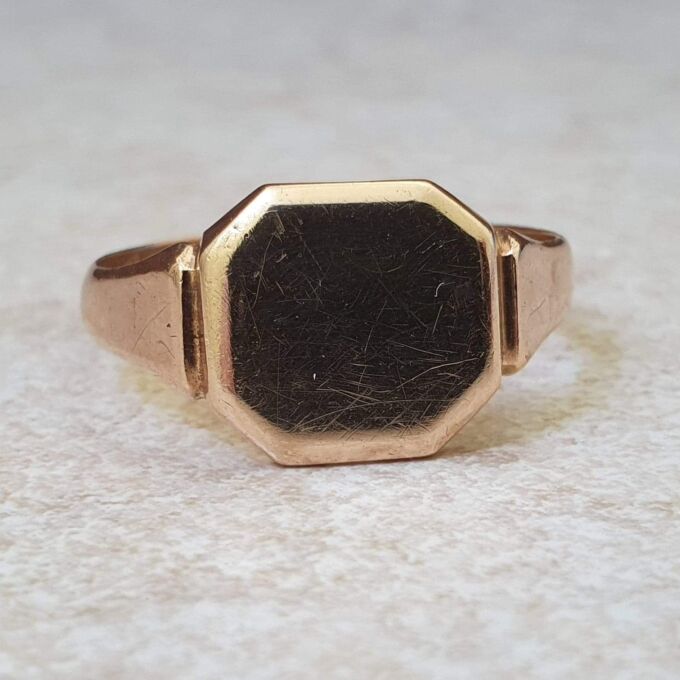 Plain Signet ring in 9ct Gold.