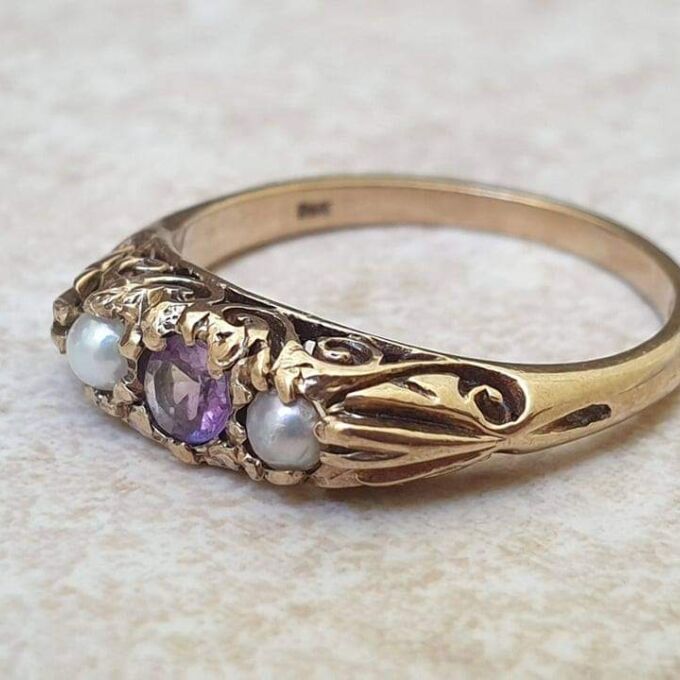 Amethyst and Pearl Ring in 9ct Gold, a UK K or a US 5 1/2