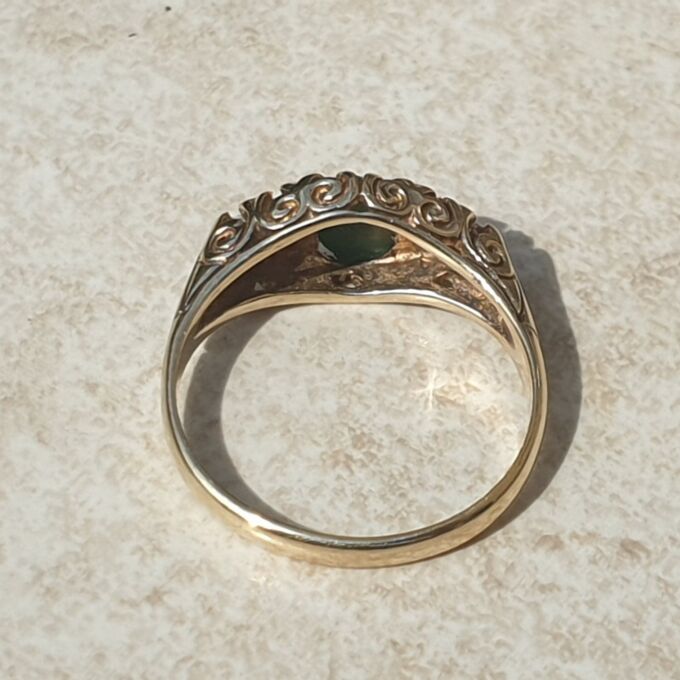 Chrysoprase and Diamond Ring I  9ct Gold, a UK N or a US 7
