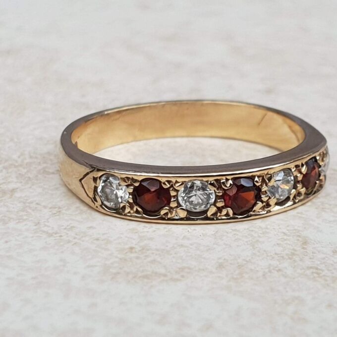 Pretty Red and White Paste Stone Ring in 9ct Gold, a UK L 1/2 or a US 6 1/4.