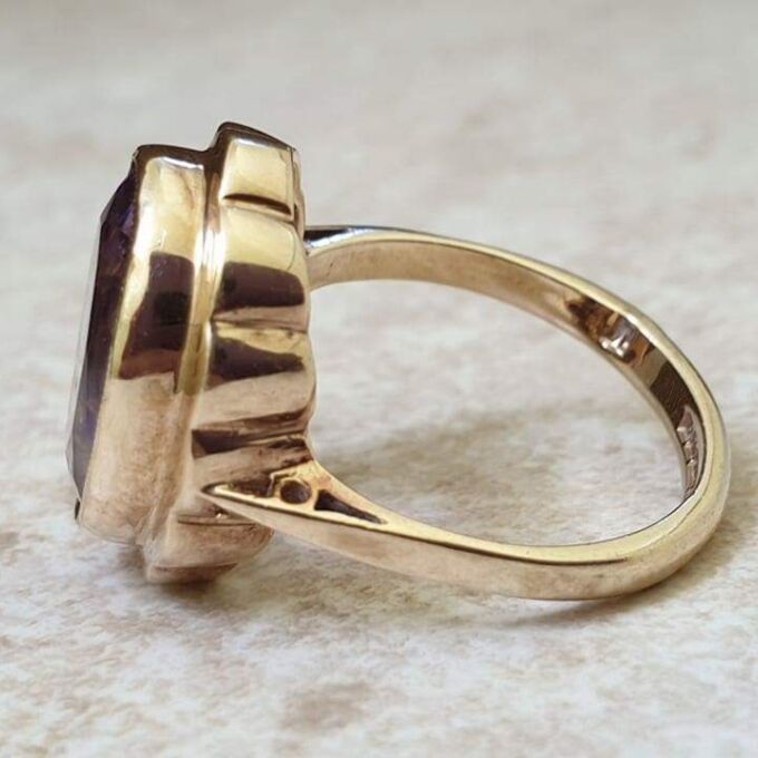 Amethyst Solitaire Frame Ring in 9ct Gold, a UK K or a US 5 3/4