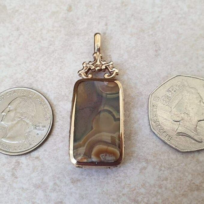 Substantial Double Sided Agate Pendant in 9ct Gold