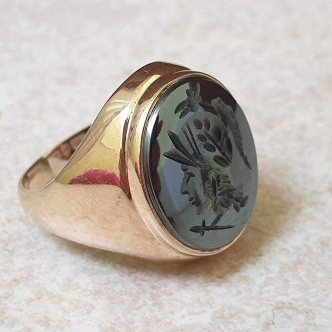 Hematite Centurion Signet Ring in 9ct Gold, a UK J 1/2 or a US 5 1/4