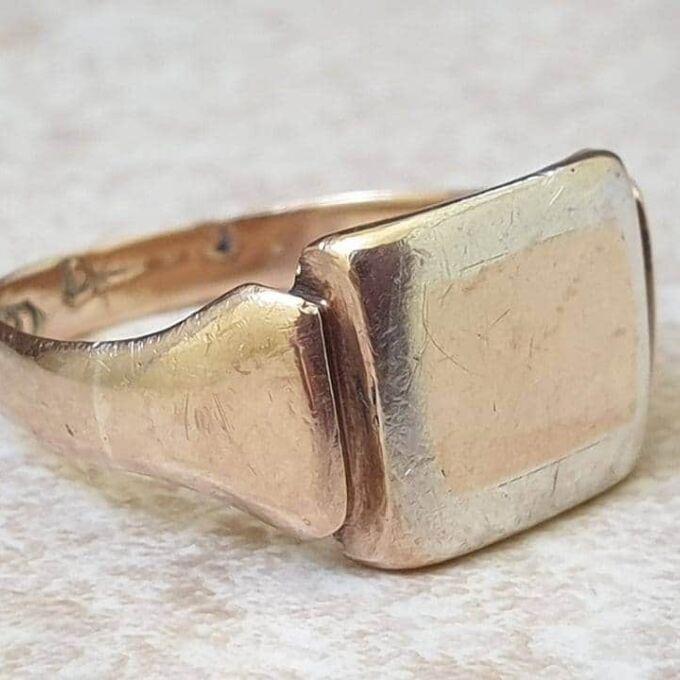 Two Tone Signet Ring in 9ct Gold, a UK Q 1/2 or a US 8 1/2