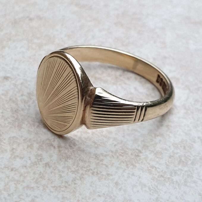 Sunray Signet Ring in 9ct Gold, a UK S 1/2 or a US 9 3/4