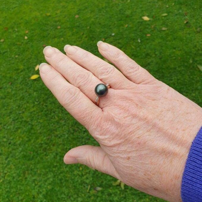 Faux Black Pearl Ring in 9ct gold.