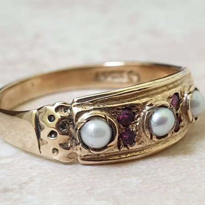 Pearl and Ruby Ring in 9ct Gold, a UK N 1/2 or a US 7 1/4.
