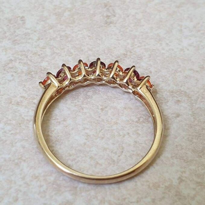 Gorgeous Garnet Ring in 9ct Gold.