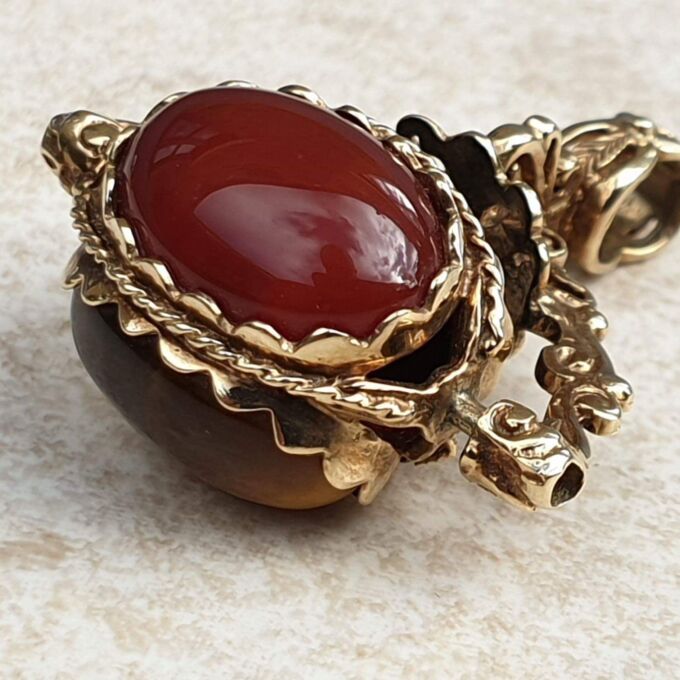Cabochon Three Stone Spinner Pendant in 9ct Gold
