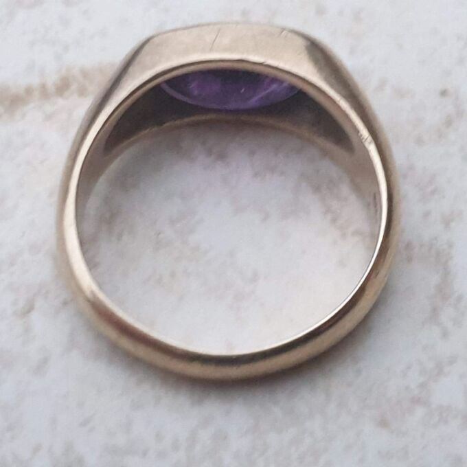Oval Amethyst Signet Ring in 9ct Gold, a UK H 1/2 or a US 4 1/4