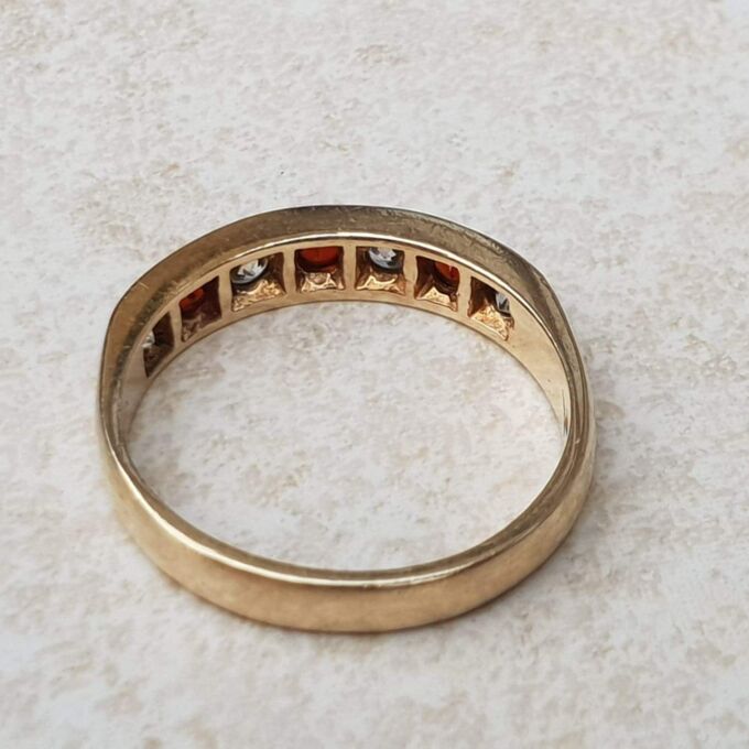 Pretty Red and White Paste Stone Ring in 9ct Gold, a UK L 1/2 or a US 6 1/4.