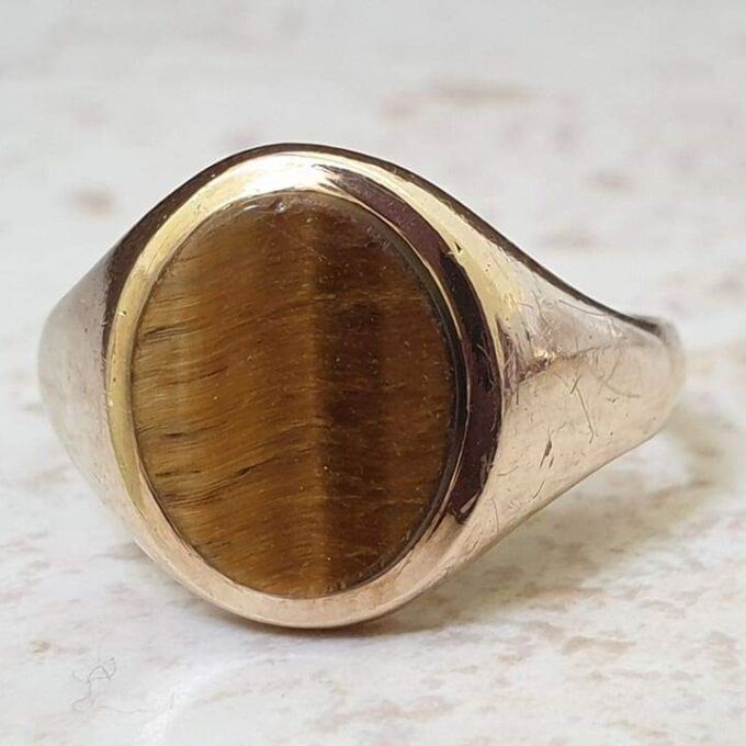 Tigers Eye Signet Ring in 9ct Gold, a UK P 1/2 or a US 8