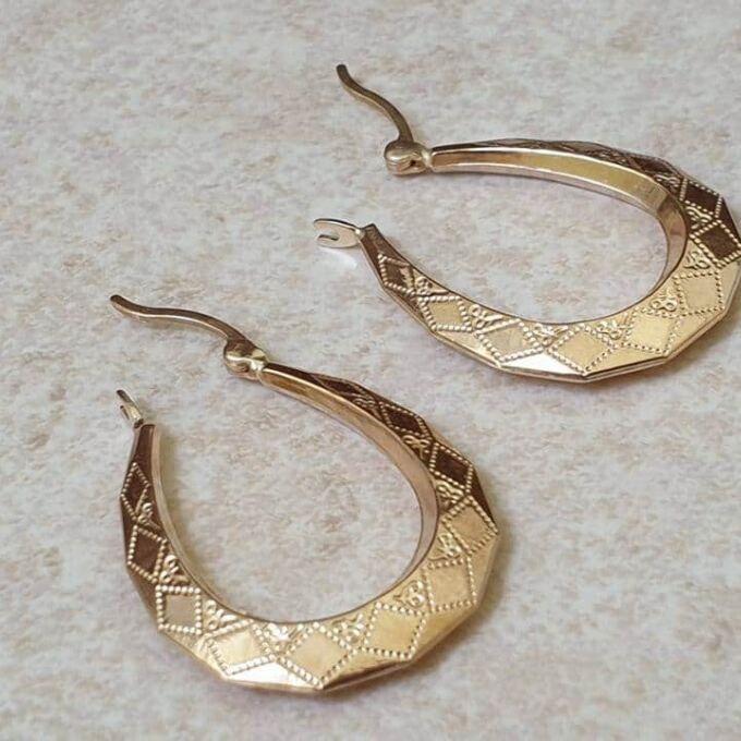 Diamond Pattern Oval Creole Earrings in 9ct Gold.