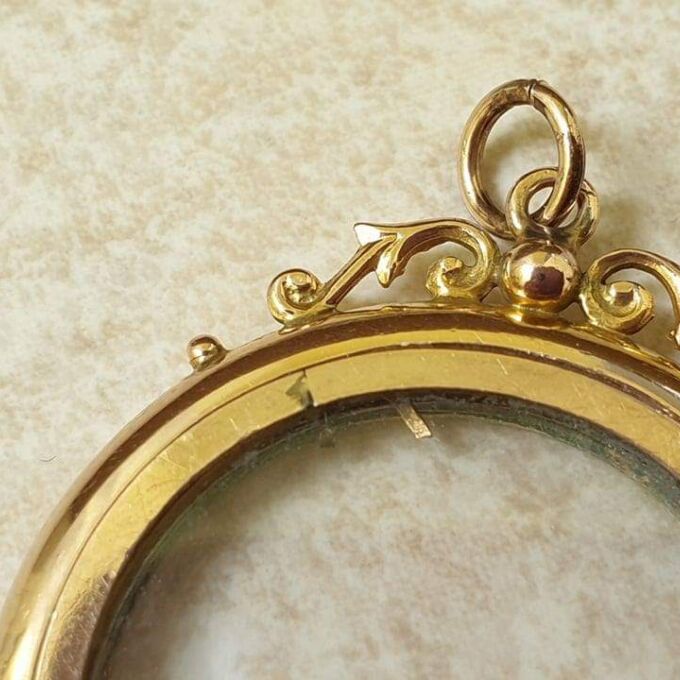 Antique Circular Glass Framed Locket in 9ct Gold