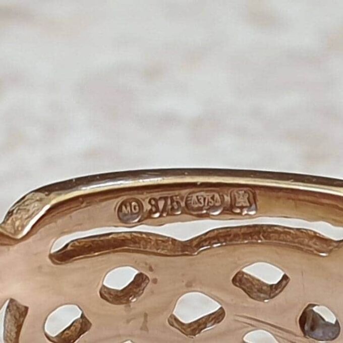 Celtic Knot Band Ring in 9ct Gold, a UK K 1/2 or a US 5 3/4