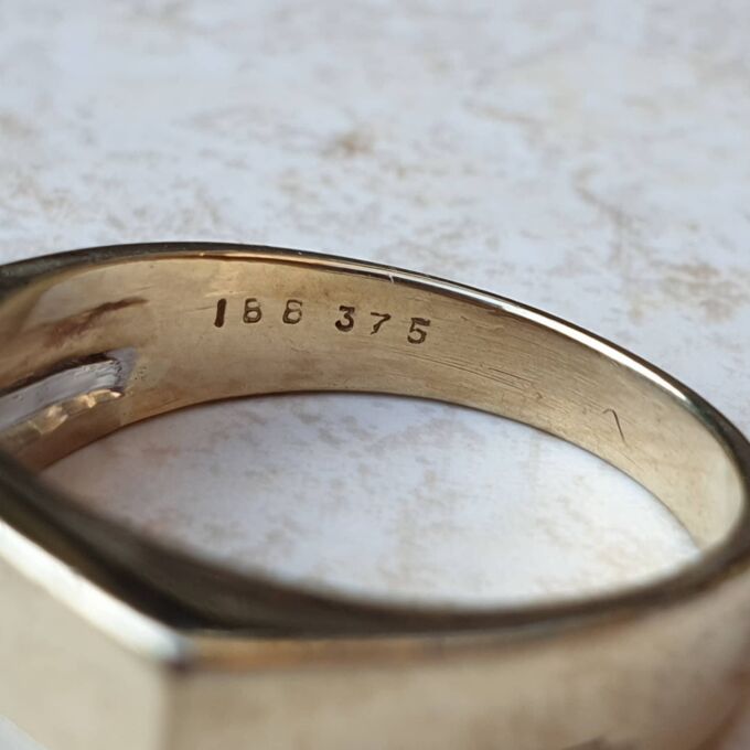 Oblong Diamond Set Signet Ring in 9ct Gold, a UK O 1/2 or a US 7 1/2
