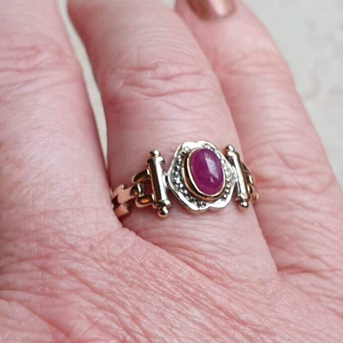 Ruby Cabochon Ring in 9ct Gold, a UK N 1/2 or a US 7 1/4