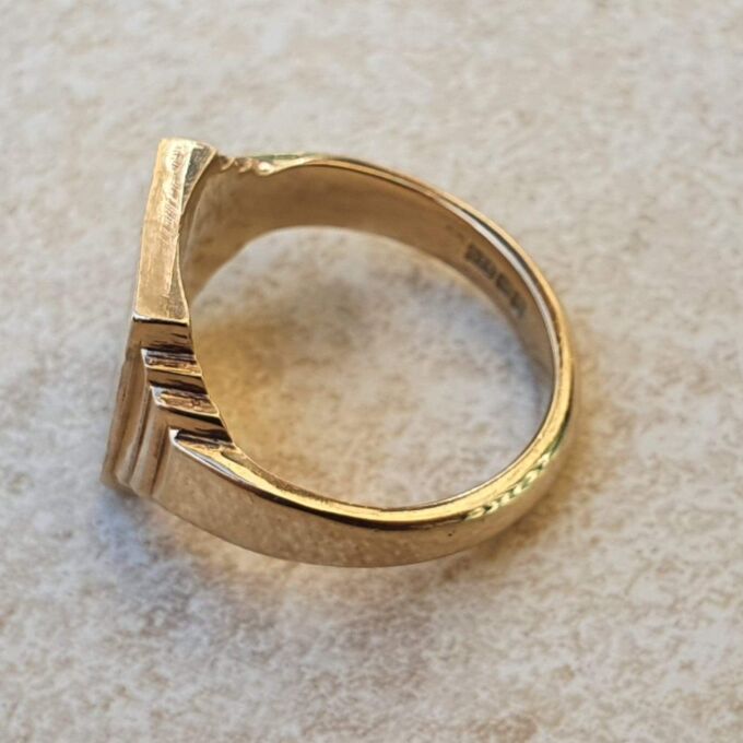Heavy Checkerboard Design Signet Ring in 9ct Gold, a UK O or a US 7 1/2.