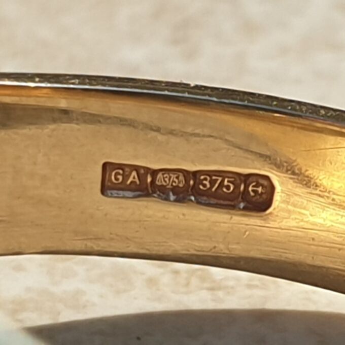 Oval Part Engraved Signet Ring in 9ct Gold.