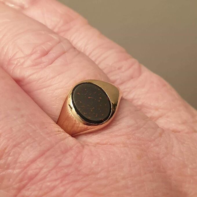 Oval Bloodstone Signet Ring in 9ct Gold, a UK M 1/2 or a US 6 3/4