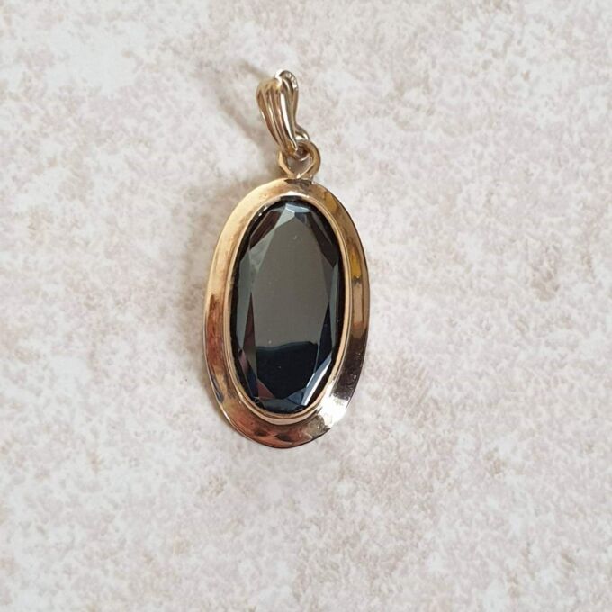 Oval Hematite Pendant in 9ct Gold.
