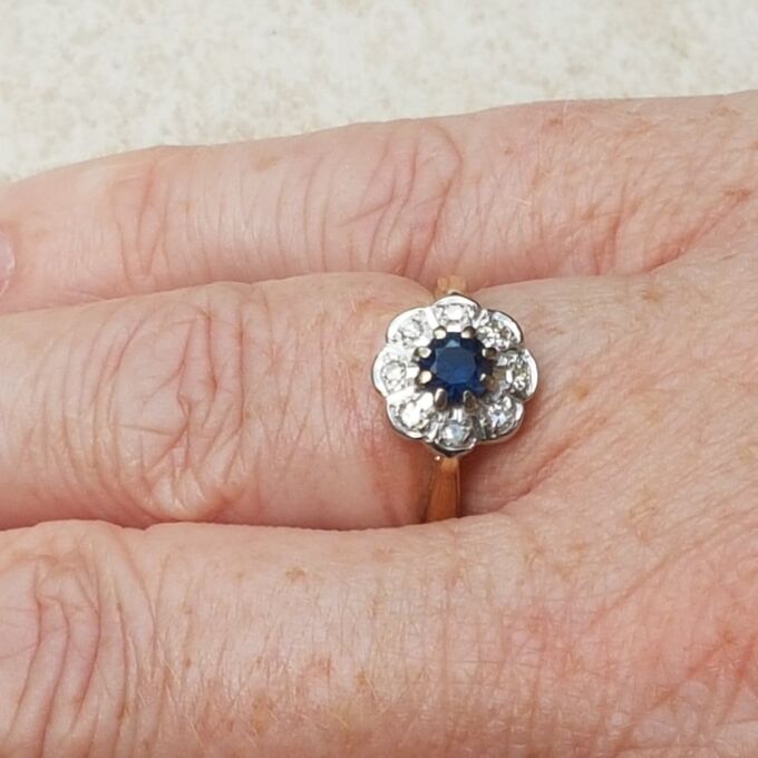 Antique Sapphire and Diamond Daisy Ring in 18ct Gold, a UK I 1/2 or a US 4 3/4.