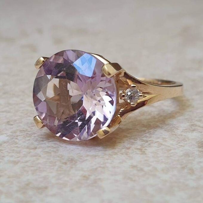 Pale Amethyst and White Topaz Ring in 9ct Gold, a UK K 1/2 or a US 5 3/4