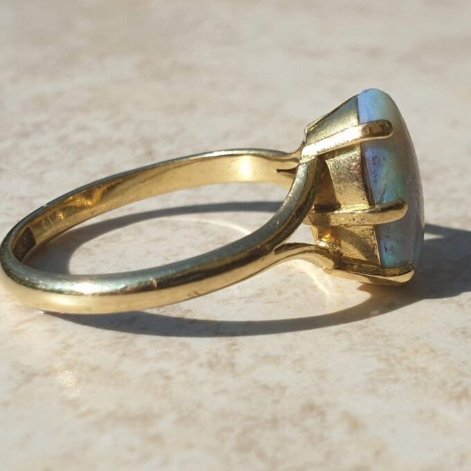 Beautiful Opal Solitaire Ring in 18ct Gold,  a UK N or a US 7.