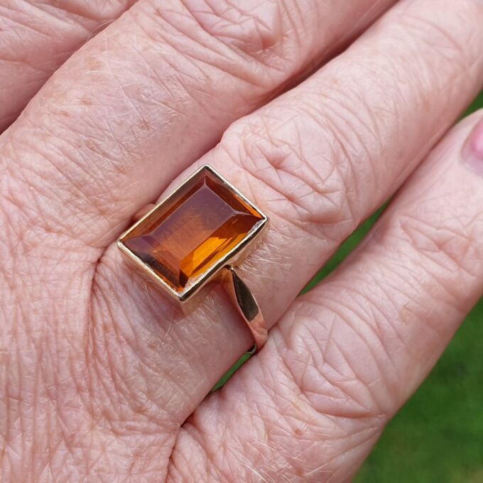 Citrine Coloured Paste Solitaire Ring in 9ct Gold, a UK O or a US 7 1/4