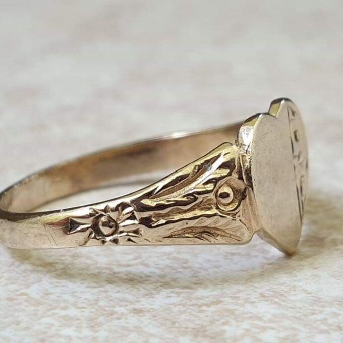 Ornate Part Engraved Heart Signet in 9ct Gold, a UK J or a US 5