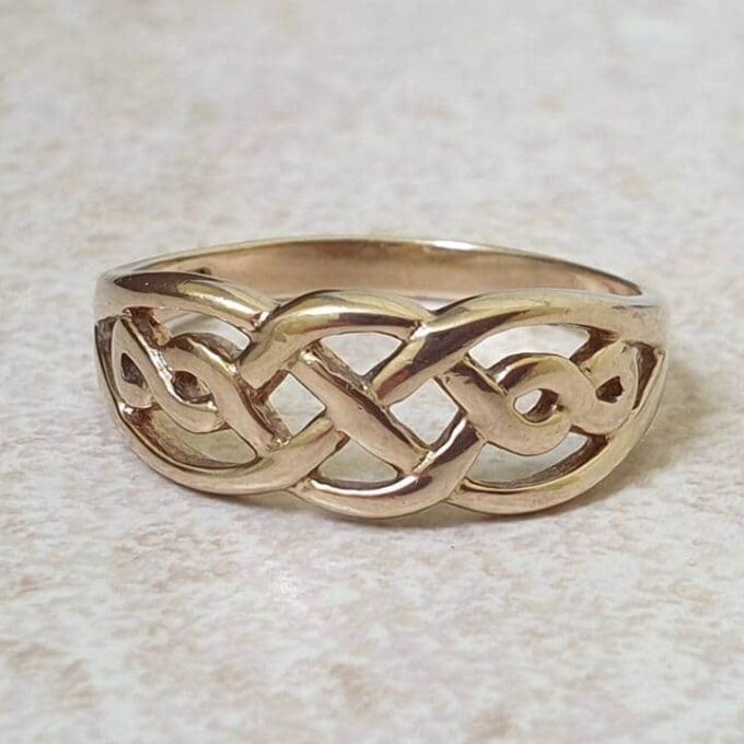 Graduating Celtic Knot Ring in 9ct Gold.