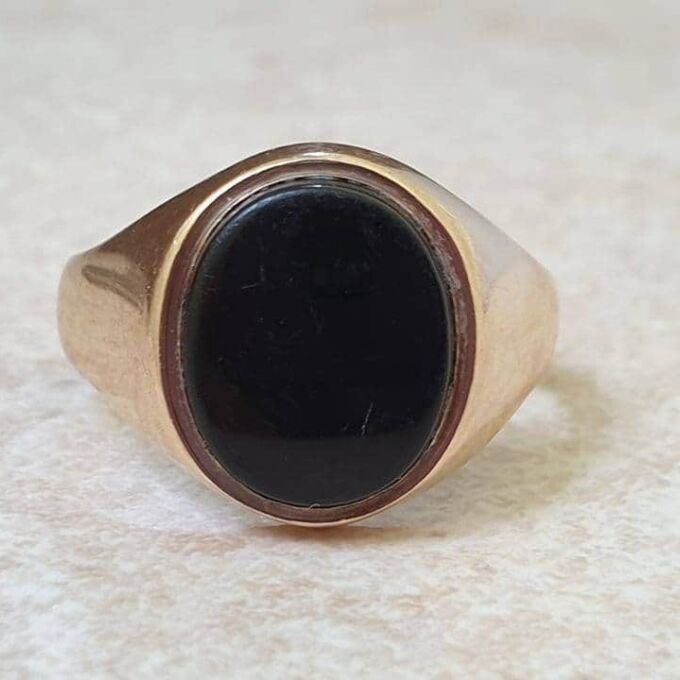 Onyx Signet Ring in 9ct Gold, a UK O or a US 7 1/2