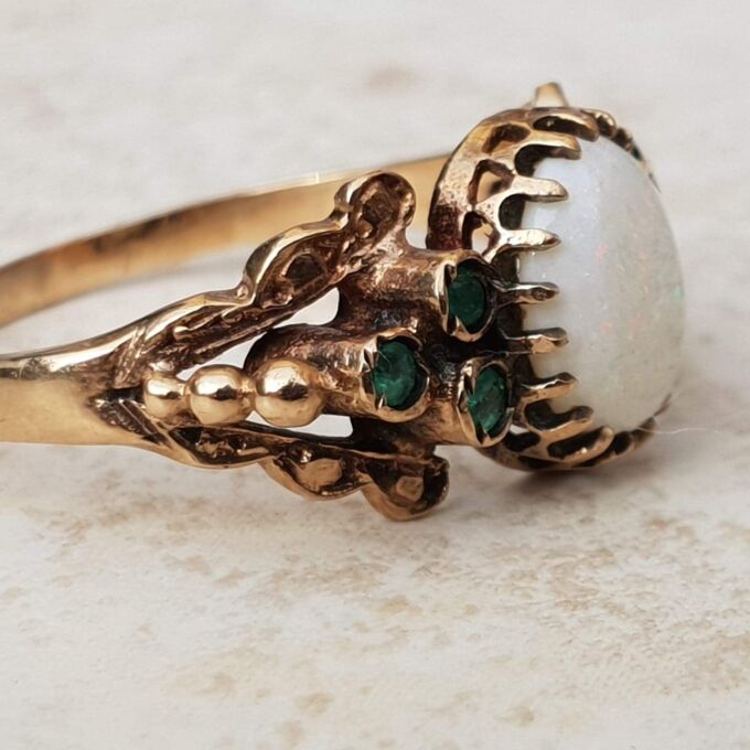 Sale – Opal and Chrysoprase Ring in 9ct Gold, a UK size N or a US 7 1/4.