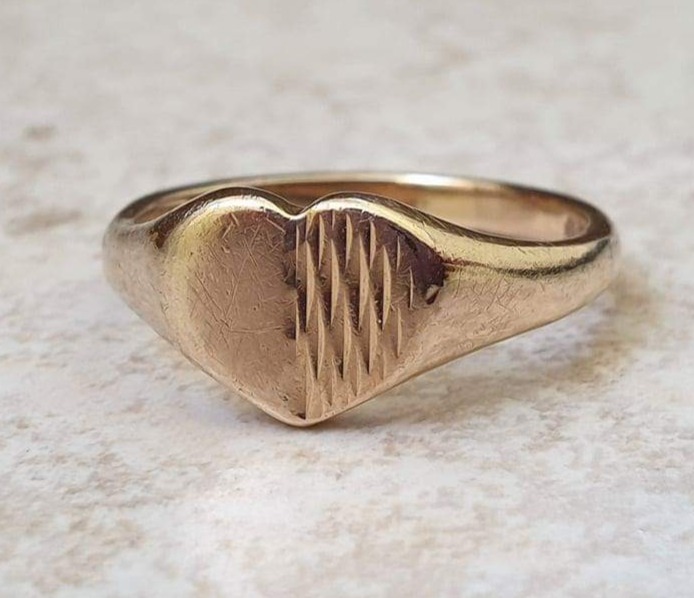 Heart Signet Ring in 9ct Gold, a UK L 1/2 or a US 6 1/4