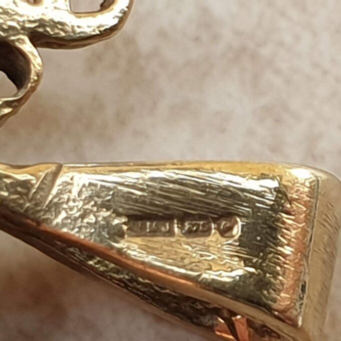 Three Stone Spinner Fob in 9ct Gold.
