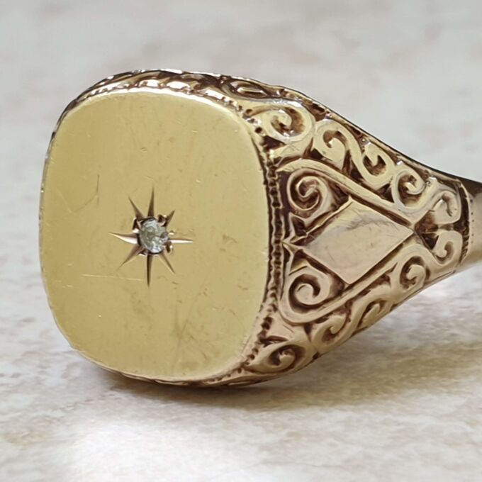 Big Ornate Signet Ring in 9ct Gold, a UK size V or a US 11.