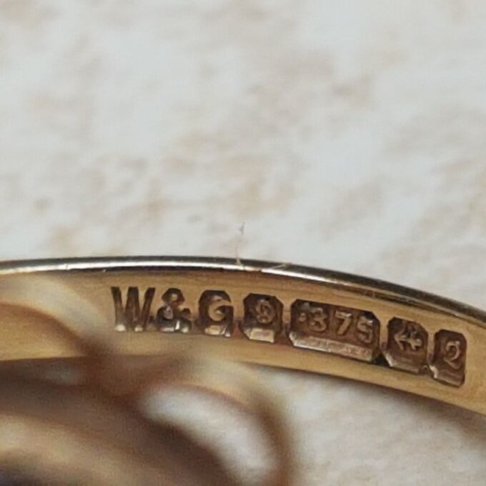 Synthetic Sapphire Solitaire Ring in 9ct Gold, a UK K or a US 5 3/4.