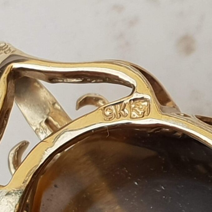 Striking Tigers Eye Pendant in 9ct Gold.