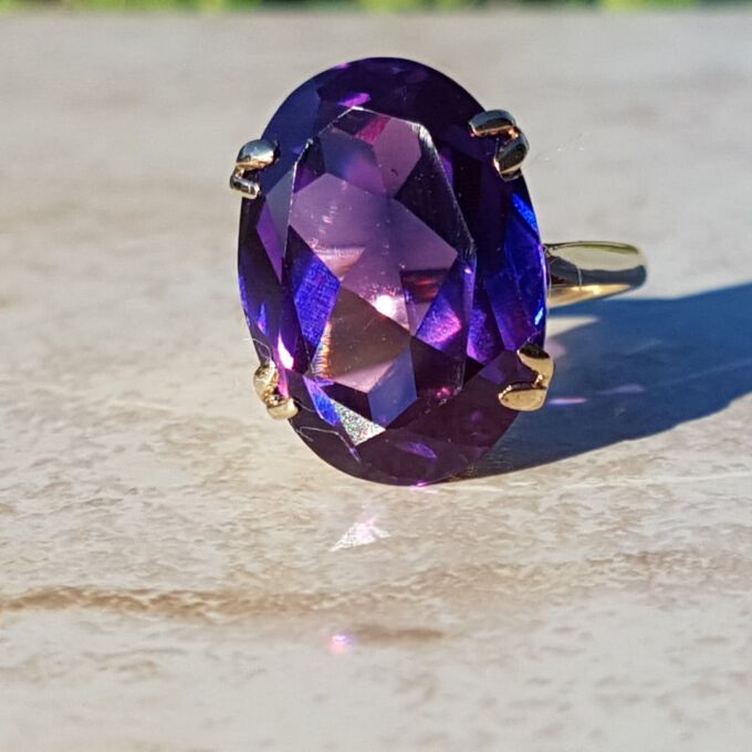 Huge Synthetic Colour Change Sapphire Ring in 9ct Gold, a UK N 1/2 or US 7 1/4.