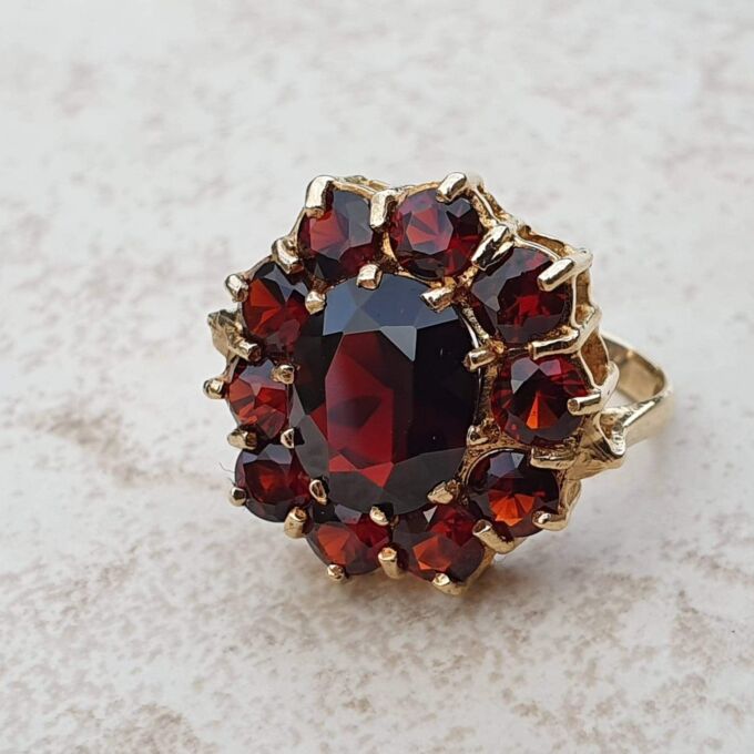 Big Garnet Cluster Ring in 9ct Gold, a UK L or a US 5 3/4