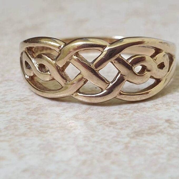 Graduating Celtic Knot Ring in 9ct Gold.