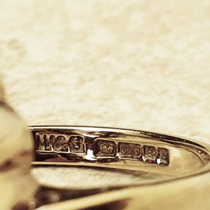 Amethyst Solitaire Frame Ring in 9ct Gold, a UK K or a US 5 3/4