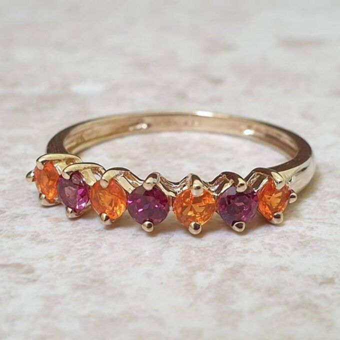 Gorgeous Garnet Ring in 9ct Gold.