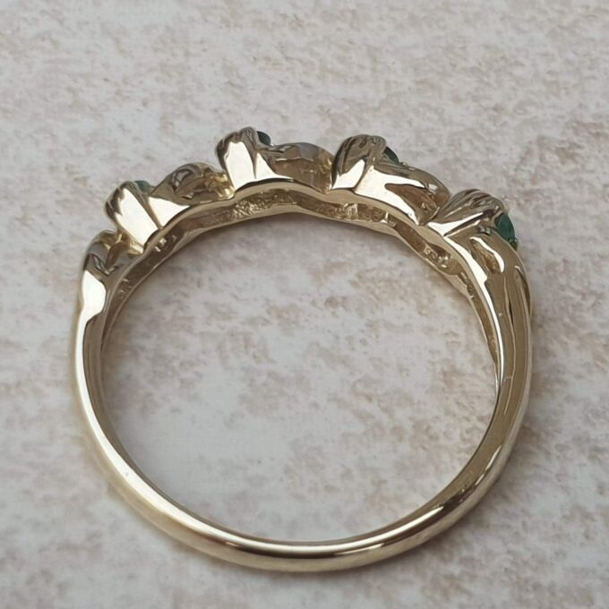 Beautiful Emerald and Diamond Ring in 9ct Gold, a UK M 1/2 or a US 6 3/4.