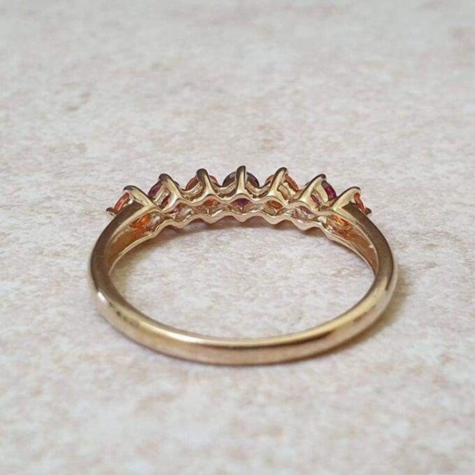 Gorgeous Garnet Ring in 9ct Gold.