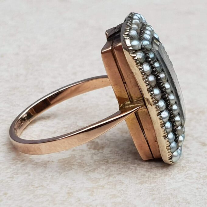 Antique Mourning Ring with Hair in 9ct Gold, a UK K 1/2 or a US 5 3/4.