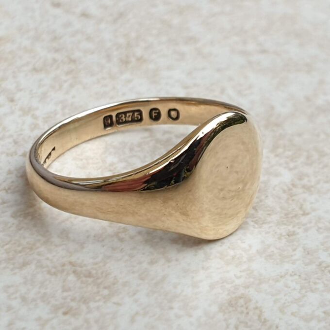 Classic Vintage Signet Ring in 9ct Gold, a UK L or a US 6