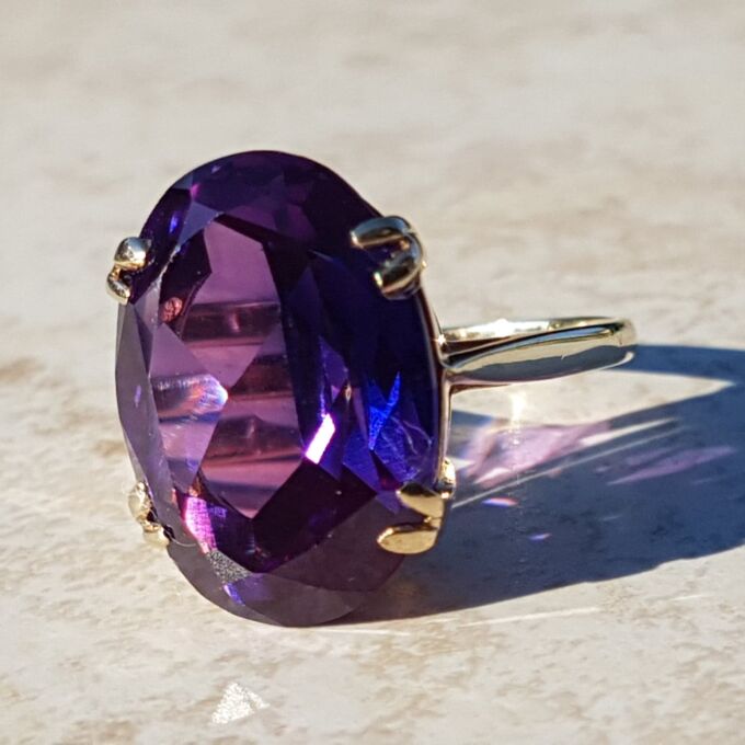 Huge Synthetic Colour Change Sapphire Ring in 9ct Gold, a UK N 1/2 or US 7 1/4.